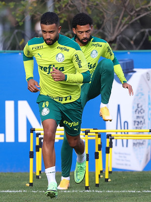 Jorge e Matheus Fernandes participam de treino físico na Academia de Futebol do Palmeiras