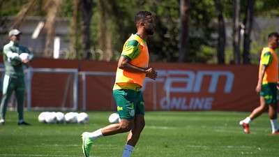 O lateral Jorge treina na Academia de Futebol do Palmeiras