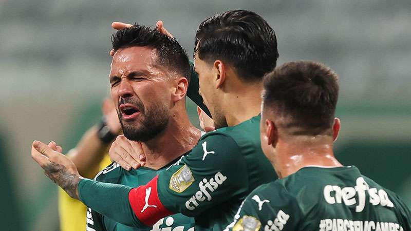 Luan, do Palmeiras, comemora seu gol diante do Athletio-PR no Allianz Parque