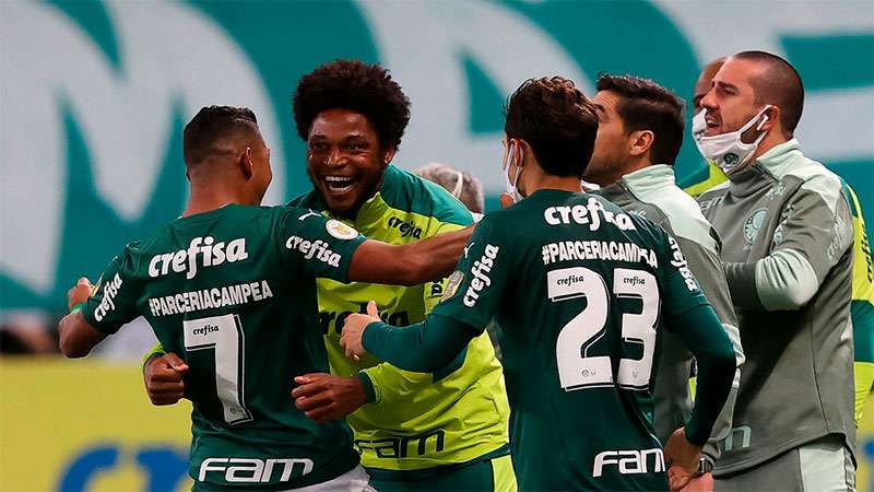 Luiz Adriano, Rony e Raphael Veiga comemoram gol do Palmeiras sobre o Athletico-PR