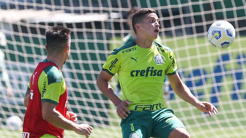 O zagueiro Renan, em treino na Academia de Futebol do Palmeiras