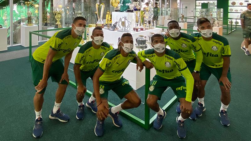 Elenco do Palmeiras conhece a nova sala de troféus.