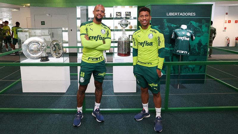 Felipe Melo e Marcos Rocha a frente da taça do bicampeonato da Libertadores na Sala de Troféus do Palmeiras