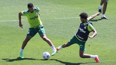 O lateral Jorge em disputa com Matheus Fernandes durante treino do Palmeiras na Academia de Futebol