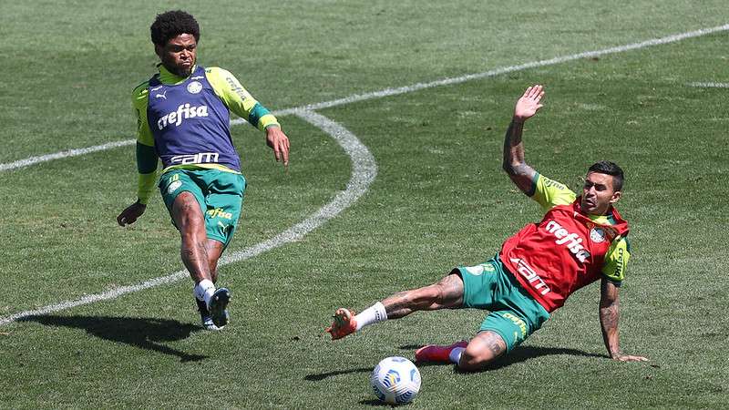 Luiz Adriano em disputa com Dudu durante o treino de hoje na academia