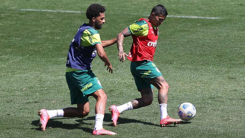 Matheus Fernandes e Dudu em disputa durante treino na Academia de Futebol