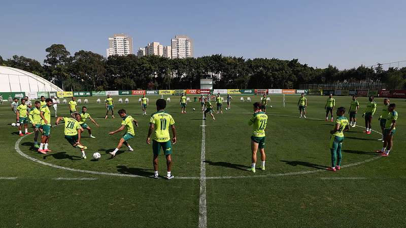 Elenco do Palmeiras treina na Academia de Futebol