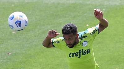 O lateral-esquerdo do Palmeiras Jorge, em treino na Academia de Futebol.