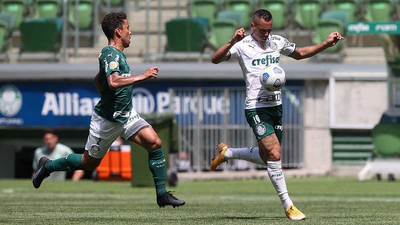 Marcos Rocha e Breno Lopes durante jogo-treino do Palmeiras no Allianz Parque.