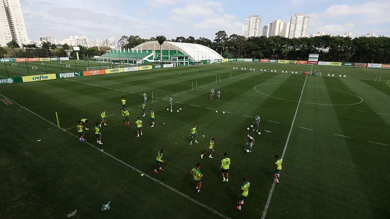 O elenco do Palmeiras em treino na Academia de Futebol.