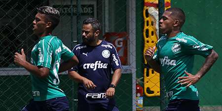 O coordenador científico do Palmeiras, Daniel Gonçalves, durante treino na Academia de Futebol.