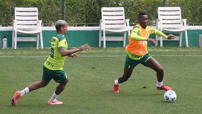 Deyverson e Patrick de Paula em treino do Palmeiras na Academia de Futebol.