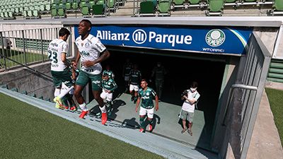 Patrick de Paula subindo ao gramado do Allianz Parque para o jogo-treino do Palmeiras.
