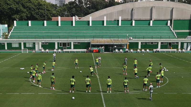 O elenco do Palmeiras em treino na Academia de Futebol.