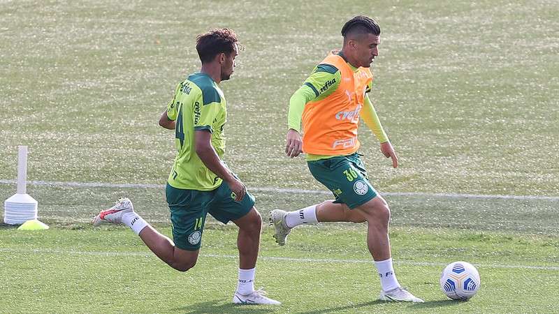 Gustavo Scarpa e Victor Luis durante treino do Palmeiras na Academia de Futebol.