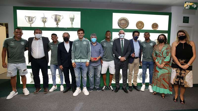 Sala de Troféus do Palmeiras recebe visita de autoridades com a presença de alguns jogadores e mebros da diretoria.