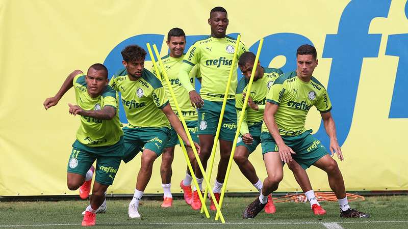 Elenco do Palmeiras durante treino na Academia de Futebol.