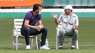 O assessor técnico Edu Dracena e o técnico Abel Ferreira, da SE Palmeiras, durante treinamento na Academia de Futebol.