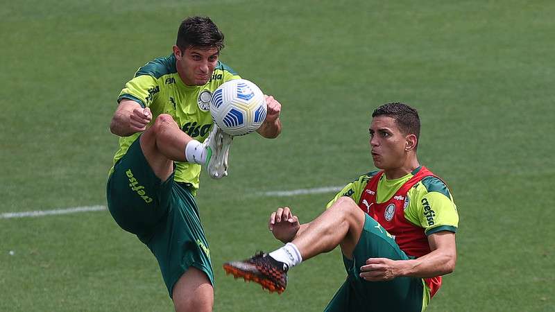 Kuscevic e Renan, em treino do Palmeiras, na Academia de Futebol.