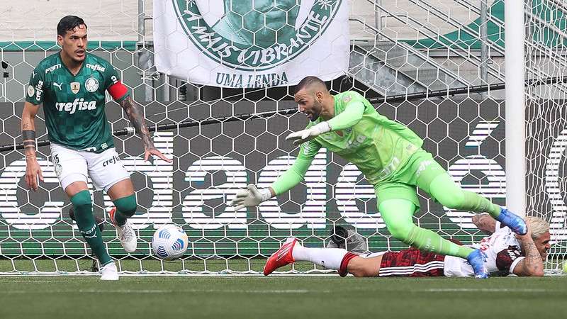 Gustavo Gómez e Weverton em jogo do Palmeiras contra o Flamengo, durante partida de returno do Brasileirão 2021, no Allianz Parque.