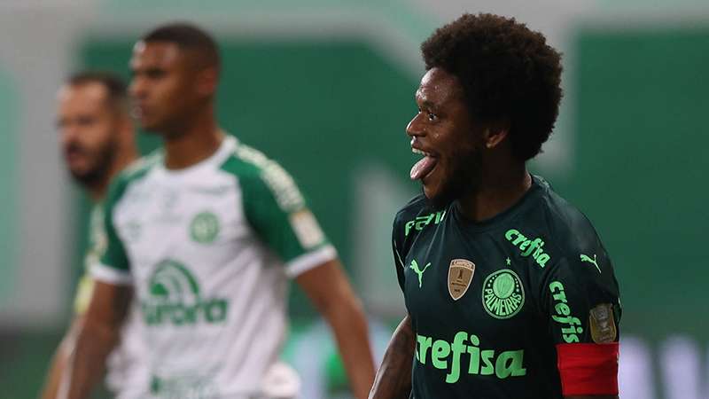 Luiz Adriano comemora seu gol pelo Palmeiras contra a Chapecoense, durante partida válida pela segunda rodada do Brasileirão 2021, no Allianz Parque.