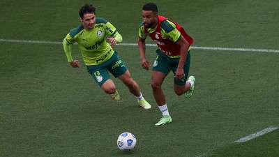 Raphael Veiga e Jorge, durante treino do Palmeiras, na Academia de Futebol.