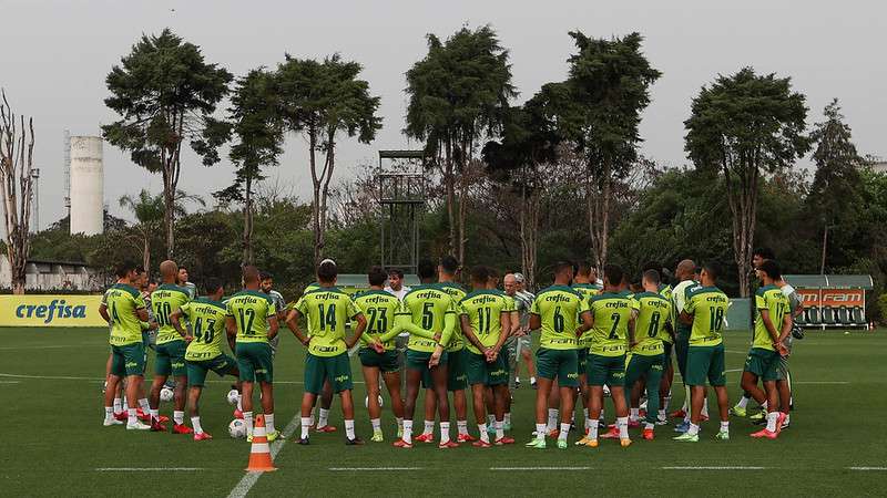 Abel Ferreira conversa com o elenco durante treinamento do Palmeiras, na Academia de Futebol.