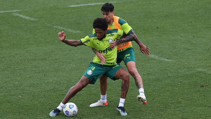 Luiz Adriano e Gustavo Gómez, durante treino do Palmeiras, na Academia de Futebol.