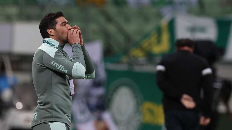 Abel Ferreira em jogo do Palmeiras contra o Atlético-MG, durante partida válida pela primeira partida das semifinais da Libertadores 2021, no Allianz Parque.