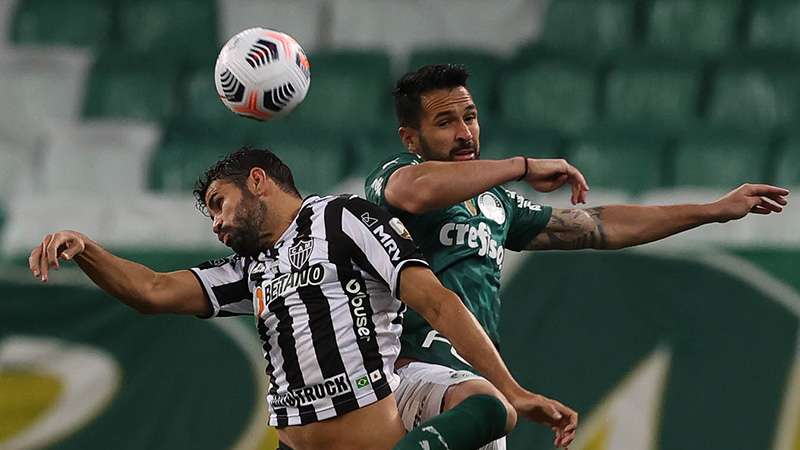 Luan disputa bola com o jogador Diego Costa, em jogo do Palmeiras contra o Atlético-MG, durante primeira partida válida pelas semifinais da Libertadores 2021, no Allianz Parque.