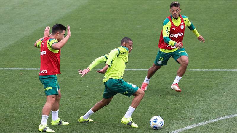 Willian, Jhonatan e Gabriel Menino, durante treino do Palmeiras, na Academia de Futebol.