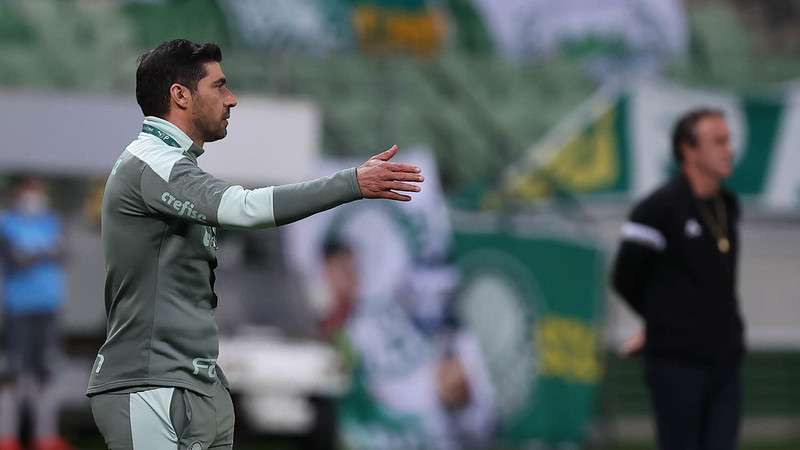 Abel Ferreira em jogo do Palmeiras contra o Atlético-MG, durante primeira partida válida pelas semifinais da Copa Libertadores 2021, no Allianz Parque.