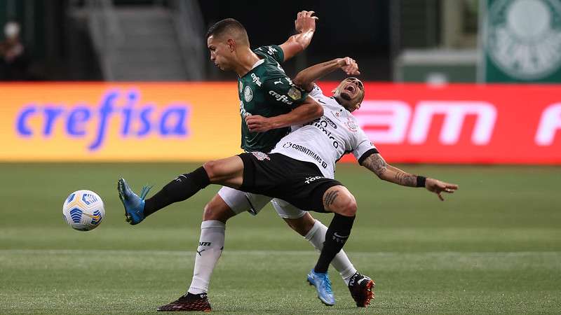 Renan do Palmeiras disputa com Gabriel do SCCP, no Derby válido pela terceira rodada do Brasileirão 2021, no Allianz Parque.