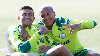 Dudu e Deyverson durante treino do Palmeiras, na Academia de Futebol.