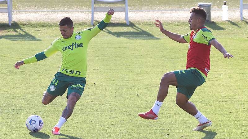 Dudu e Gabriel Menino durante treino do Palmeiras, na Academia de Futebol.