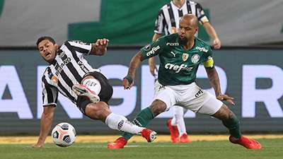 Felipe Melo disputa com Hulk, em jogo do Palmeiras contra o Atlético-MG, durante primeira partida válida pelas semifinais da Libertadores 2021, no Allianz Parque.