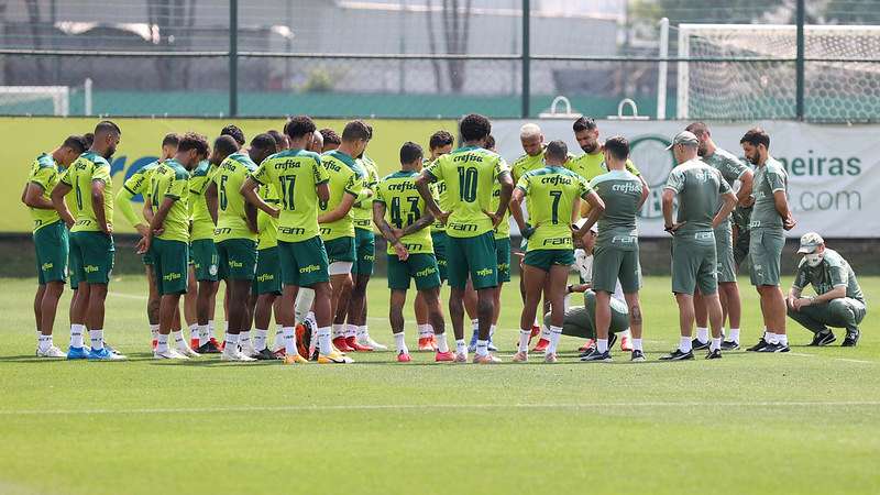 Abel Ferreira conversa com o elenco do Palmeiras durante treinamento na Academia de Futebol.