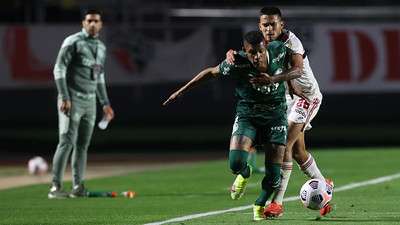 Danilo do Palmeiras em disputa com o Nestor do SPFC, durante primeira partida válida pelas quartas de final da Libertadores 2021, no Morumbi.