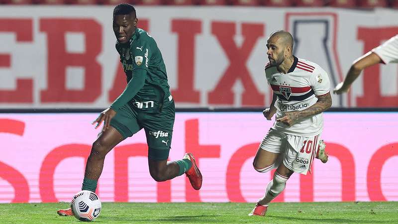 Patrick de Paula do Palmeiras disputa com Daniel Alves do SPFC, durante primeira partida válida pelas quartas de final da Libertadores 2021, no Morumbi.