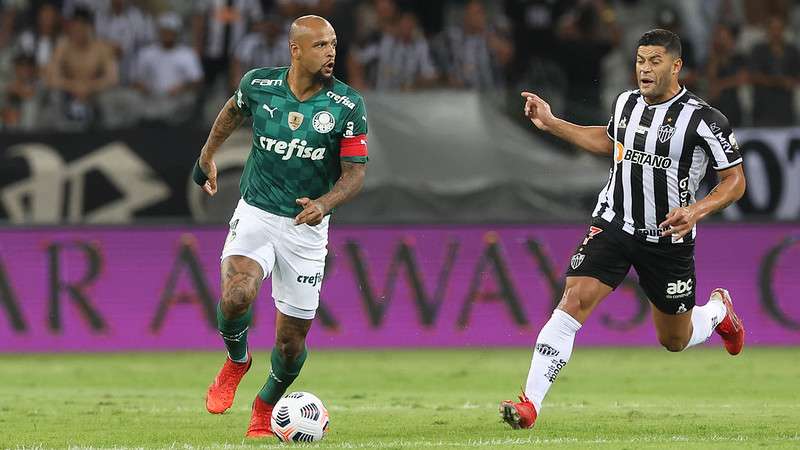 Felipe Melo do Palmeiras em lance com Hulk do Atlético-MG, durante segunda partida válida pelas semifinais da Libertadores 2021, no Mineirão.