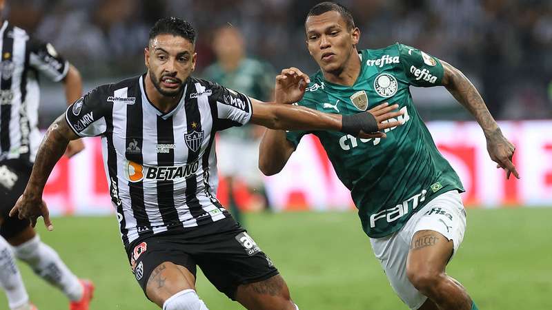 Gabriel Veron do Palmeiras em disputa com Nathan Silva do Atlético-MG, durante segunda partida válida pelas semifinais da Libertadores 2021, no Mineirão.