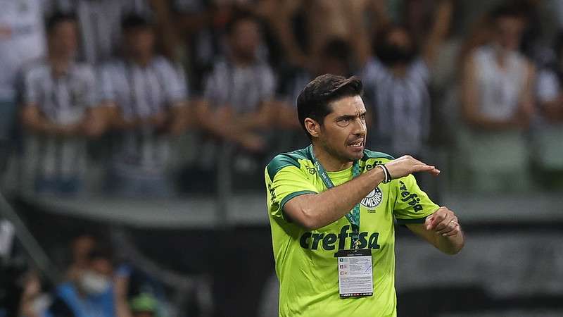 Abel Ferreira em jogo do Palmeiras contra o Atlético-MG, durante segunda partida válida pelas semifinais da Libertadores 2021, no Mineirão.