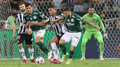 Weverton e Gustavo Gómez, observam Zé Rafael em disputa de bola com Hulk durante jogo do Palmeiras contra o Atlético-MG Mineiro, na segunda partida válida pelas semifinais da Libertadores 2021, no Mineirão.