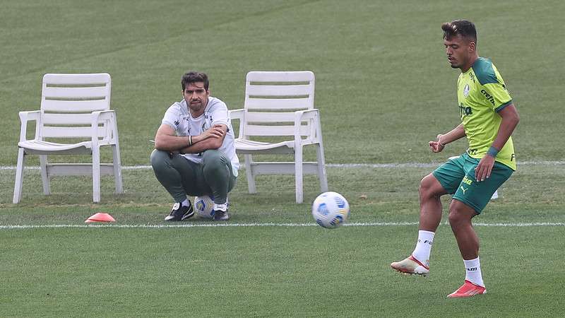 Abel Ferreira observa Gabriel Menino durante treino do Palmeiras na Academia de Futebol.