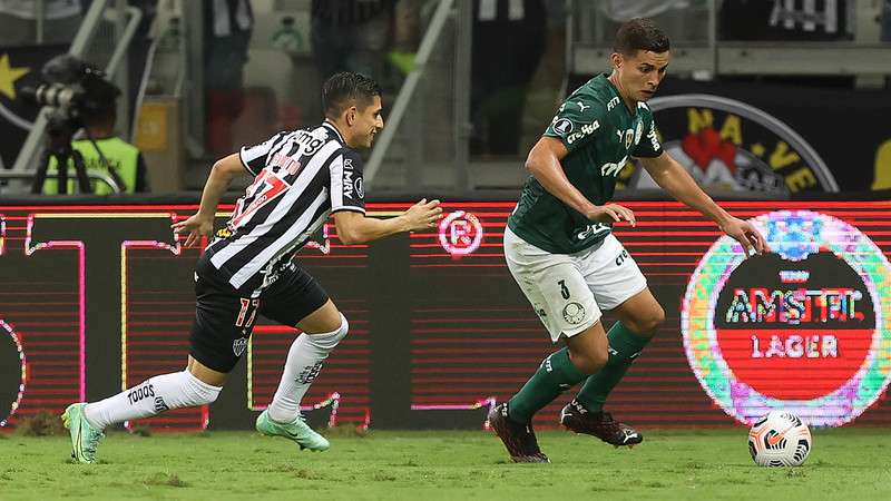 Renan do Palmeiras, disputa bola com o Savarino do Atlético-MG, durante segunda partida válida pelas semifinais da Libertadores 2021, no Mineirão.