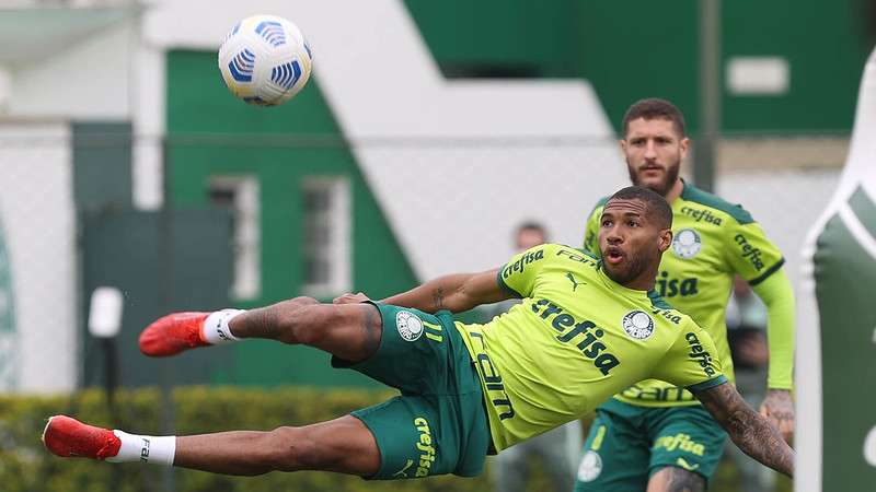 Wesley em ação sendo observado por Zé Rafael, durante treino do Palmeiras, na Academia de Futebol.