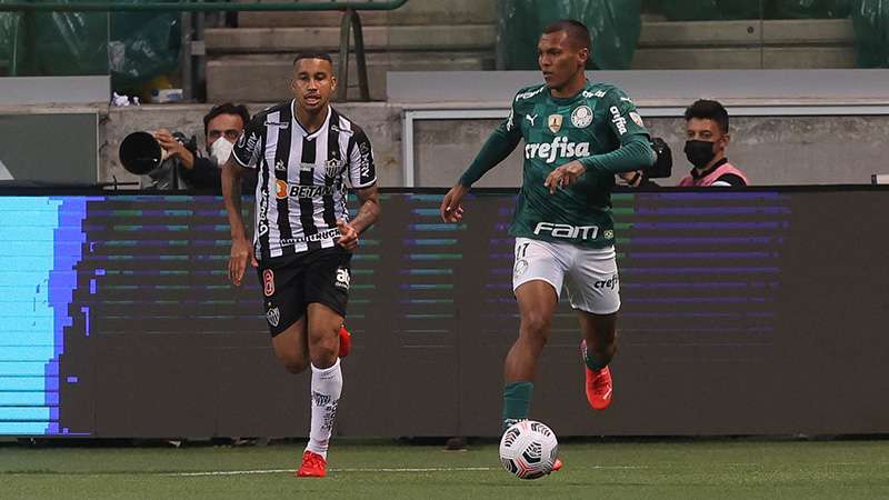 Gabriel Veron do Palmeiras em disputa com Jair do Atlético-MG, durante primeira partida válida pelas semifinais da Libertadores 2021, no Allianz Parque.