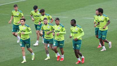 Jogadores do Palmeiras durante treino na Academia de Futebol; Marcos Rocha segue de fora em recuperação de lesão.