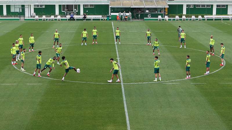 Elenco do Palmeiras durante treinamento, na Academia de Futebol; Marcos Rocha segue de fora em recuperação de lesão.