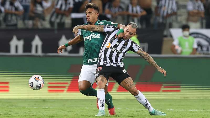 Gabriel Menino do Palmeiras em disputa com Vargas do Atlético-MG, durante segunda partida válida pelas semifinais da Libertadores 2021, no Mineirão.